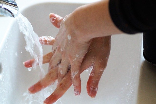 En person vasker hænder 